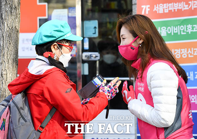 지나가는 시민에게 지지 호소