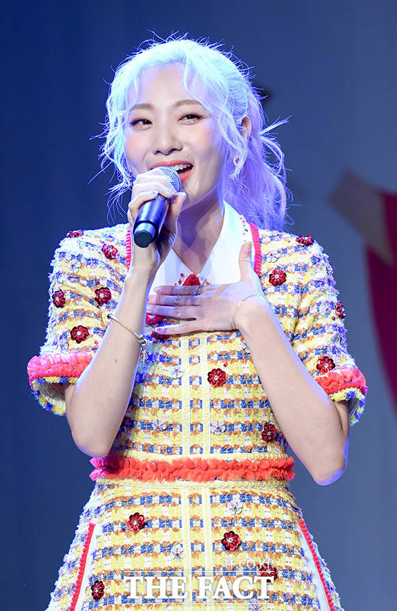 그룹 볼빨간사춘기 측이 음원차트 조작 가수로 언급된 것과 관련해 사실무근이라며 허위사실 유포 및 명예훼손으로 법적 대응할 것이라고 전했다. 사진(안지영)은 지난해 새 앨범 쇼케이스 당시 모습. /김세정 기자