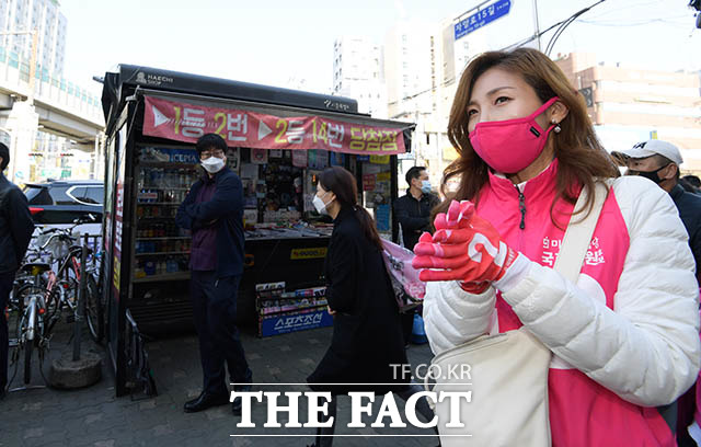 자양사거리 앞에서 열린 오세훈 후보의 유세 현장을 찾은 큰딸 주원 씨