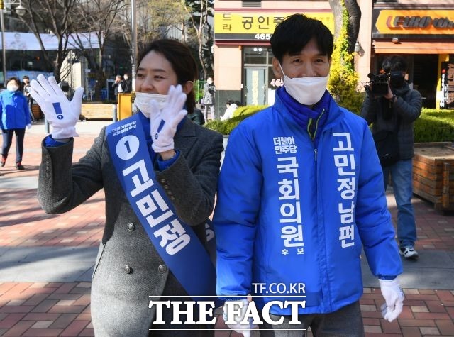 포인트는 장갑에~ 흰 마스크를 쓰고 거리 유세하는 고민정 더불어민주당 서울 광진을 후보(왼쪽)와 고 후보의 남편 시인 조기영.