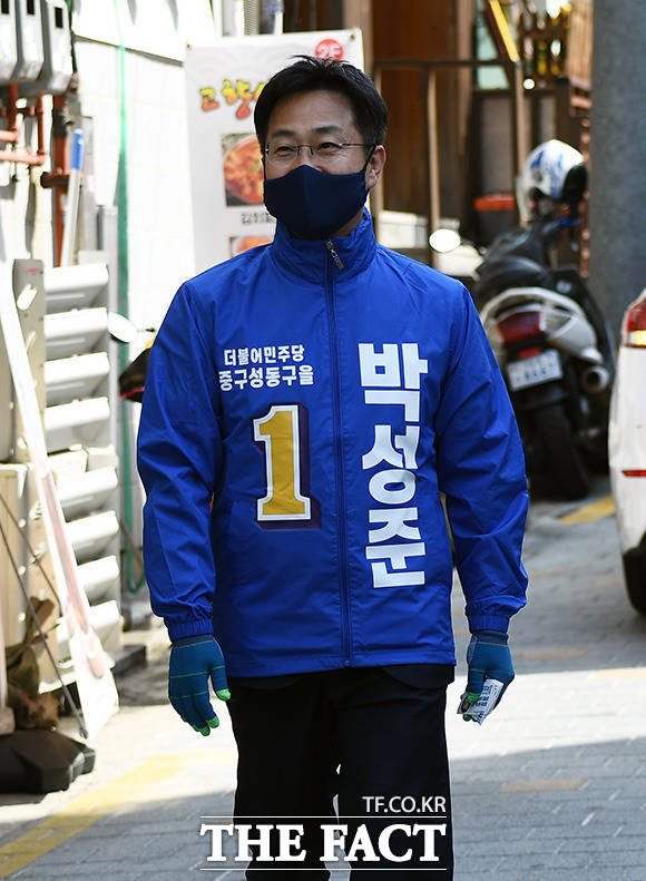 거리의 블루맨 유세 중인 박성준 더불어민주당 서울 중구성동구을 후보.