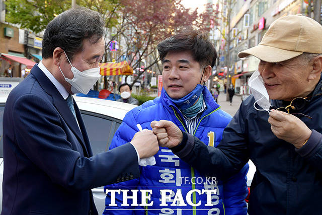 김병관, 김병욱 후보 지원유세 온 이낙연 상임선대위원장 바쁜 와중에도 지지자와 주먹 인사