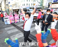 [TF포토] 손 번쩍 든 김용태