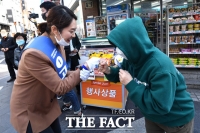 [TF포토] '고민정 명함들고 찾아 왔어요~'