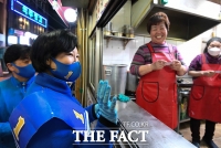 [TF사진관] '길거리로 뛰어든 이수진 후보'