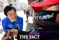 [TF포토] 주민과 인사하는 동대문을 장경태 후보
