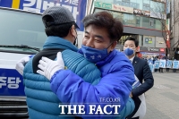 [TF포토] 유권자와 포옹 나누는 김병욱