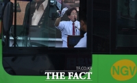 [TF포토] 김용태, 버스 차창 너머 '열정의 모습'
