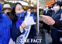 [TF포토] 도깨비시장 찾은 이소영 후보