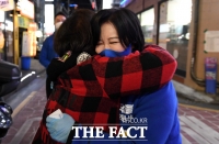 [TF포토] 지지자와 포옹하는 이수진 후보