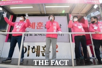 [TF포토] 지나가는 차량에 지지 호소하는 이혜훈 후보