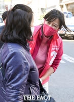 [TF포토] 지역 주민들에게 인사하는 오세훈 후보 부인