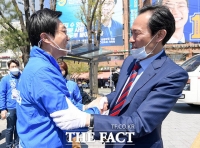 [TF포토] 반갑게 인사하는 우상호-장경태