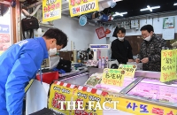 [TF포토] 지역 상인 찾아 인사하는 윤건영