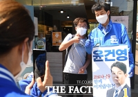 [TF포토] 윤건영, 주민들과 '기념촬영'