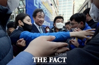 [TF포토] 몰려든 지지자들로 길 막힌 이낙연