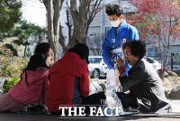 [TF포토] '뚜벅이 유세' 윤건영, '이 아저씨가 나야!'