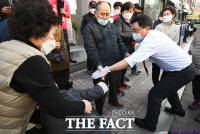 [TF사진관] 유세 도중 넘어진 시민 일으키는 김용태