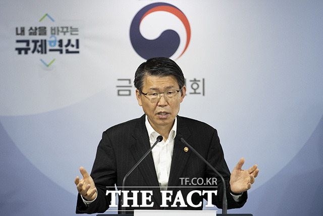 금융당국이 핀테크 기업에 집중 투자하는 핀테크 혁신펀드를 4년간 3000억원 조성해 투입한다. 사진은 지난달 24일 은성수 금융위원장이 서울 종로구 정부서울청사에서 코로나19 관련 금융시장 안정화 방안에 대해 발표하고 있다. /남윤호 기자