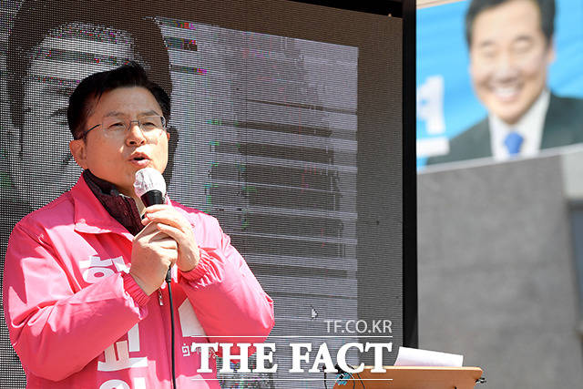 건너편에서 지켜보는 선의의 경쟁자, 이낙연 더불어민주당 후보의 현수막