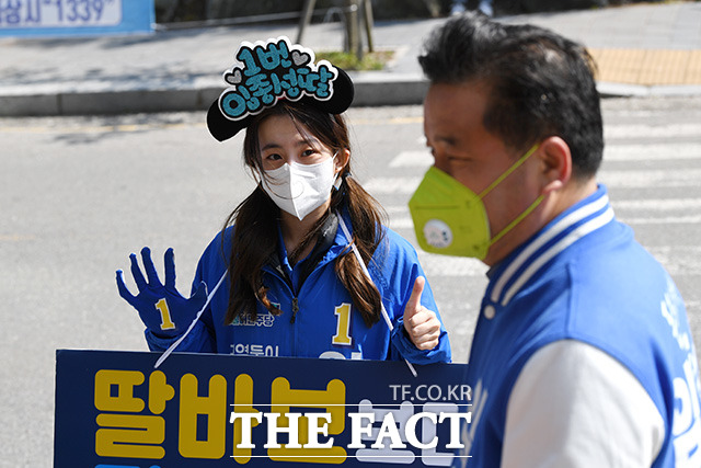 그래도 딸은 아빠만 바라보는 아빠 바라기