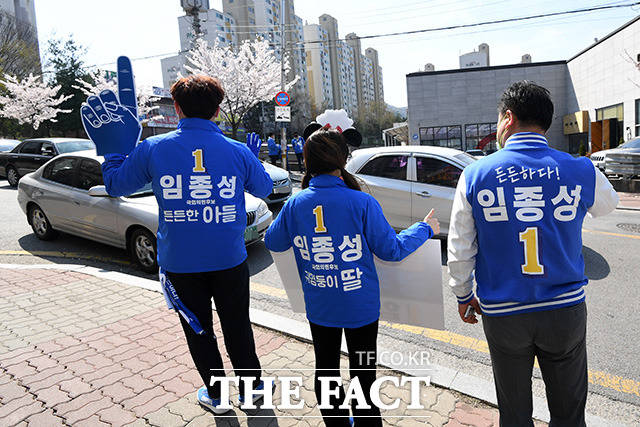 든든한 아들과 귀염둥이 딸이 함께 하는 도보 유세