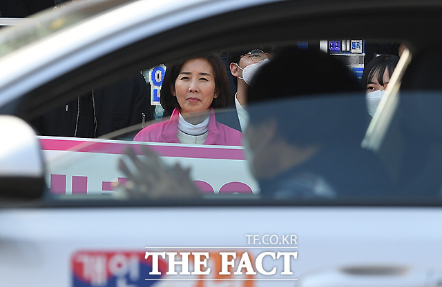 나경원 바라보며 박수치는 택시 기사