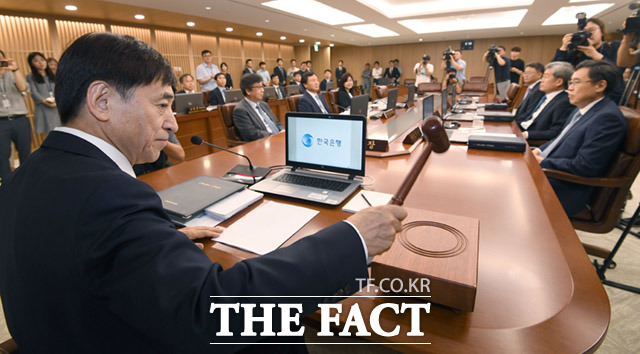 한국은행 금융통화위원회는 9일 이주열 한은 총재 주재로 통화정책방향 결정회의를 열고 기준금리를 0.75%로 동결 결정했다. /임세준 기자