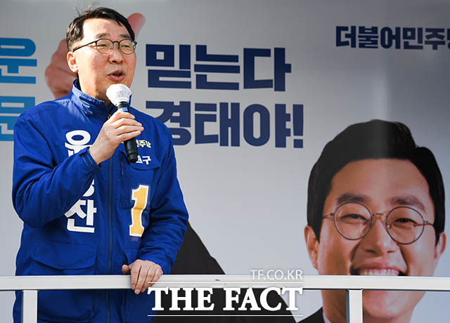 4·15 총선 경기 성남중원에 출마한 윤영찬 더불어민주당 후보가 9일 오후 서울 동대문구 장안사거리에서 열린 장경태 동대문을 후보의 유세현장을 찾아 지지를 호소하고 있다. /김세정 기자