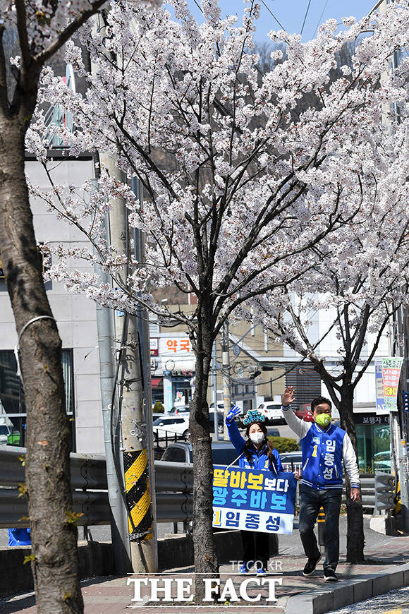 아버지와 함께 다니며