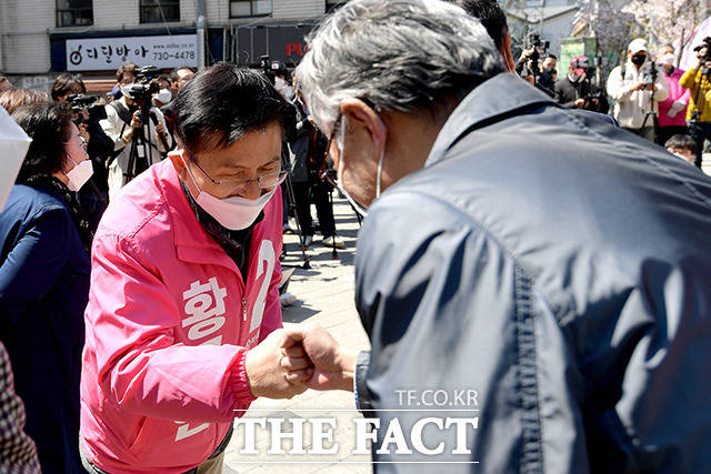 유세 후 유권자와 주먹 인사하는 황 대표