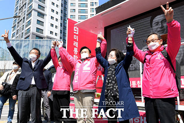 황교안 미래통합당 대표이자 종로구 국회의원 후보가(가운데) 9일 오전 서울 종로구 경희궁 자이 아파트 인근에서 유일호 전 경제부총리, 윤주경 전 독립기념관장, 김을동 전 국회의원, 신세돈 미래통합당 공동선대위원장(왼쪽부터)과 함께 유권자에게 지지를 호소하고 있다. /이선화 기자