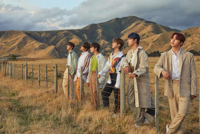 원어스는 어디 다니다가 우리 노래가 흘러나오는 걸 들어봤으면 좋겠다고 바람을 전했다. 그러면서 우리 노래를 듣게 되면 그 장소에서 양해를 구하고 춤을 추면서 영상을 찍어 SNS에 올리겠다고 약속했다. /RBW 제공