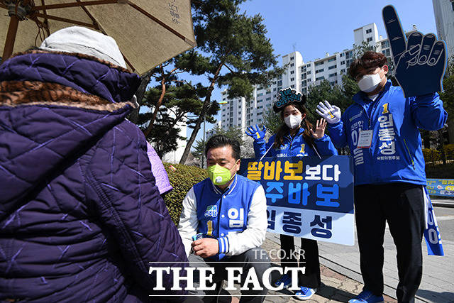 시민들의 목소리를 귀담아 듣는 임 후보와 자녀들