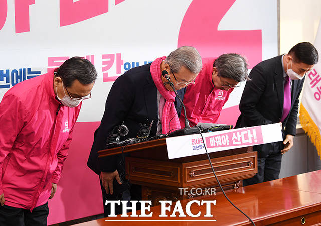 미래통합당은 막말 논란을 빚은 두 후보자를 즉각 제명하며 수습에 나섰다. 이날 선대위 관계자들과 김 위원장은 고개 숙여 사과했다. /배정한 기자