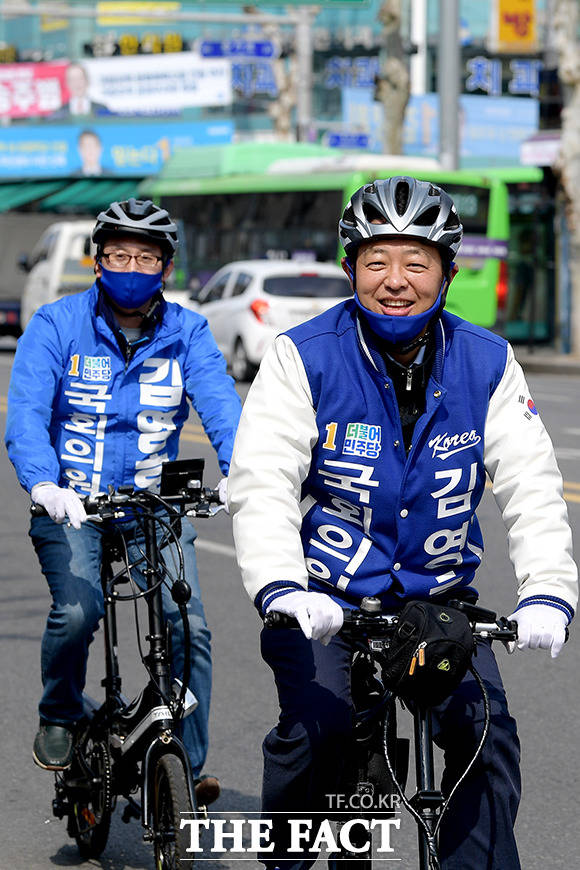 주민들과 만나니 웃음 만발~ 김 후보의 즐거운 자전거 유세!