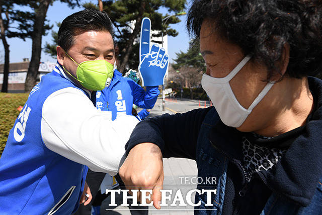 빠질 수 없는 팔꿈치 인사