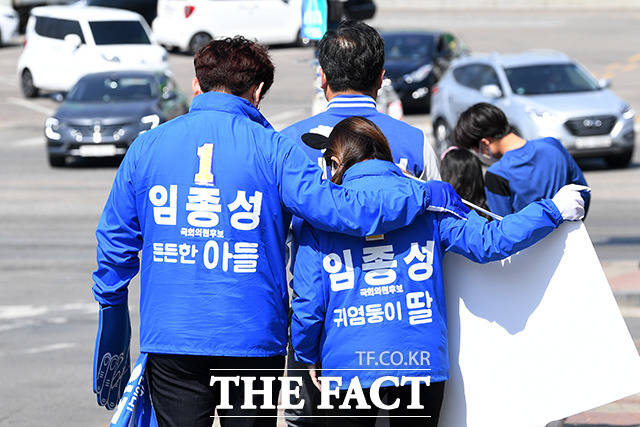 힘들어도 서로 다독이며