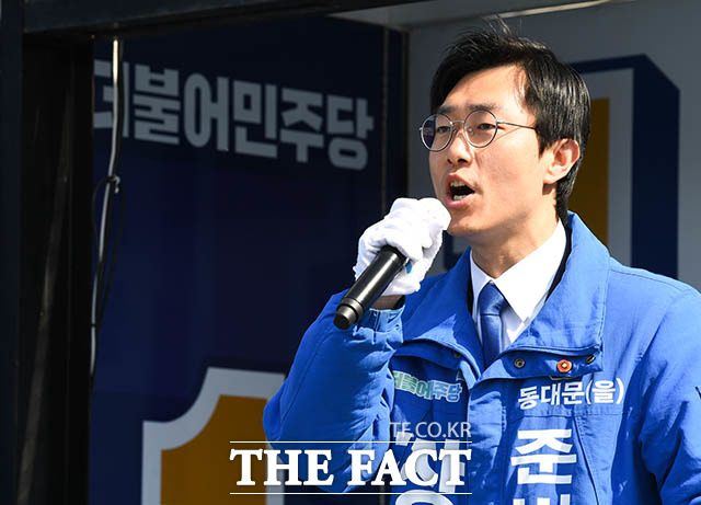 유세차량에 올라 연설하는 장경태 후보