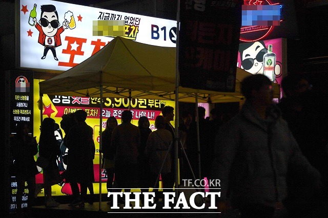 정부가 코로나19 확산 방지를 위해 사회적 거리 두기를 실시하고 있는 가운데 일부 젊은층이 술집 등 다중시설을 이용하며 감염 우려가 커지고 있다. 사진은 지난달 서울 강남의 실내 주점 앞 모습. /이새롬 기자