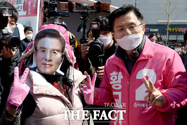 기념 촬영을 하는 황 대표, 누가 진짜 황교안일까요?