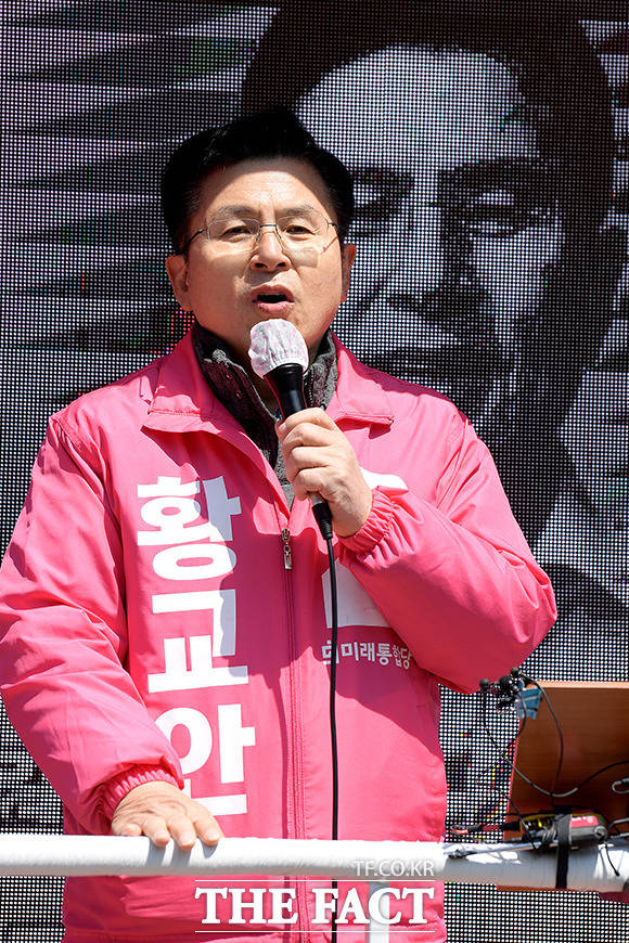 지지자와 만남 이후 선거 유세하는 황 대표