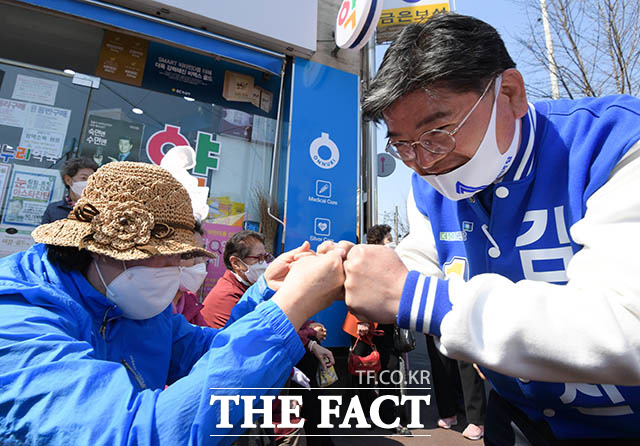 주먹 인사하는 김용진 후보