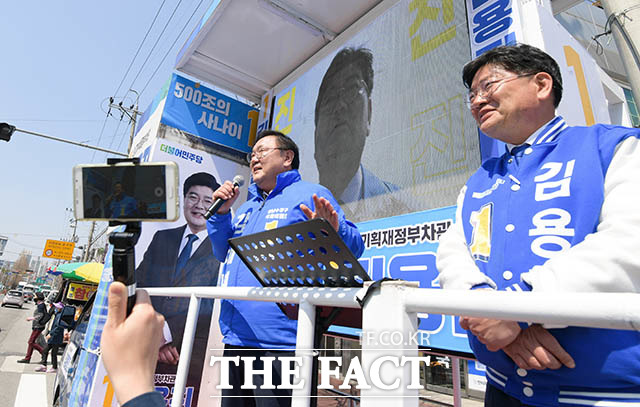 4·15 총선 경기 성남수정에 출마한 김태년 더불어민주당 후보(왼쪽)이 9일 오전 경기도 이천시 장호원삼거리에서 열린 이천 김용진 후보(오른쪽)의 유세현장을 찾아 지지를 호소하고 있다. /이천=김세정 기자