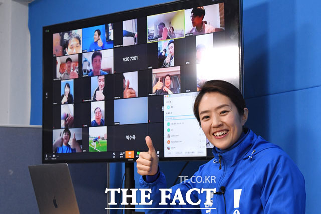 고민정 더불어민주당 광진을 후보가 서울 광진구 자양로 선거사무소에서 유튜브와 화상회의 어플리케이션을 이용해 사전투표를 독려하는 방송을 하고 있다. /남윤호 기자
