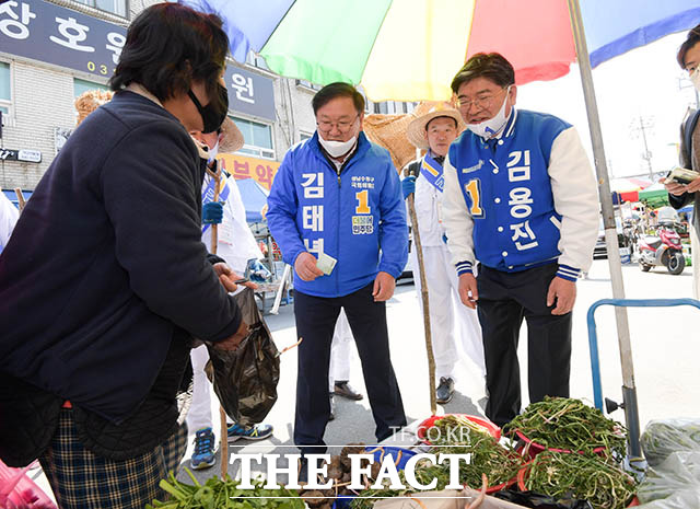 시장에서 마를 구매하는 김태년 후보