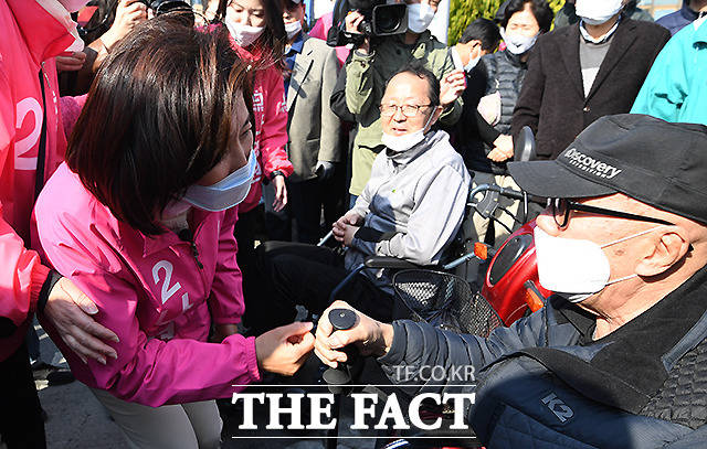 주민들과 주먹 인사하는 나경원