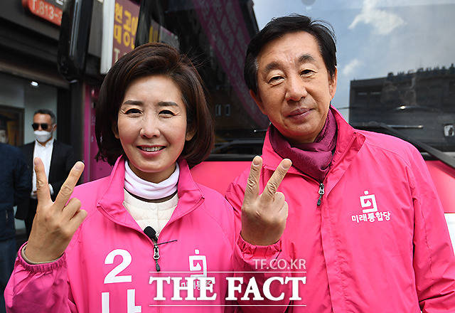 지원 유세 나온 김성태 의원과 기념촬영하는 나 후보