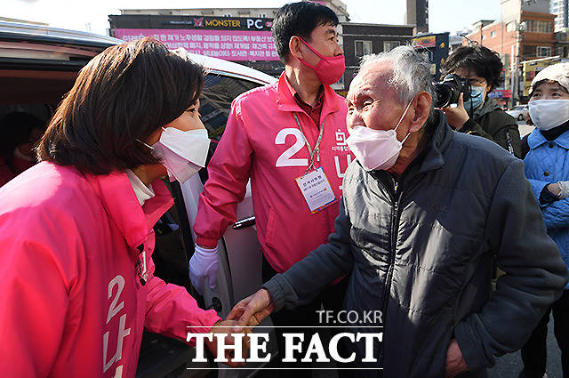 손 잡은 어르신에게도 인사를