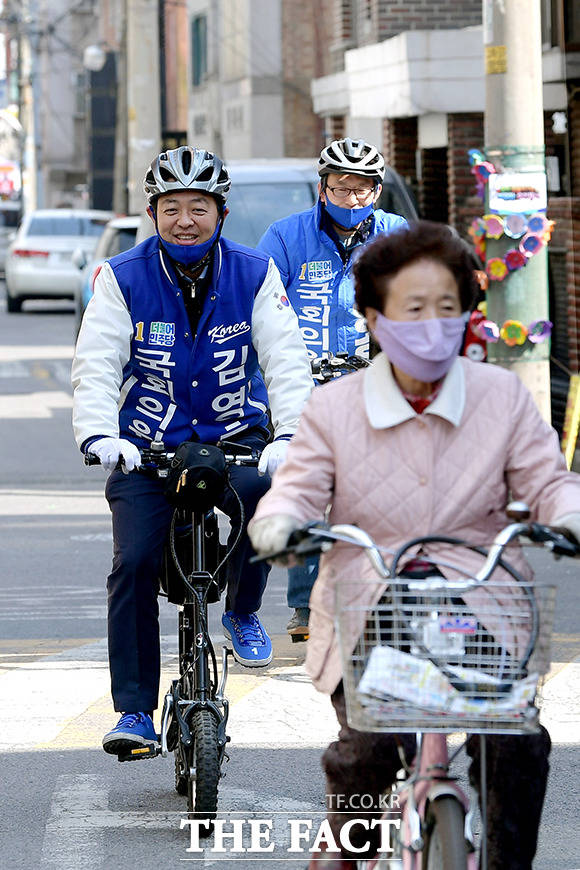 김영호 더불어민주당 서대문을 국회의원 후보(왼쪽)가 9일 오후 서울 서대문구 북가좌사거리 인근에서 자전거를 타고 골목을 돌며 유권자에게 지지를 호소하고 있다. /이선화 기자